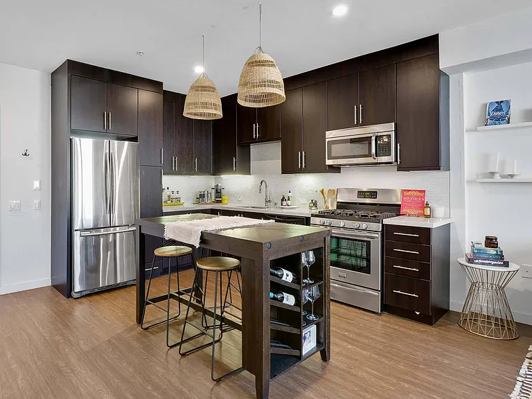 The Metropolitan at Larchmont Village — Photo 3