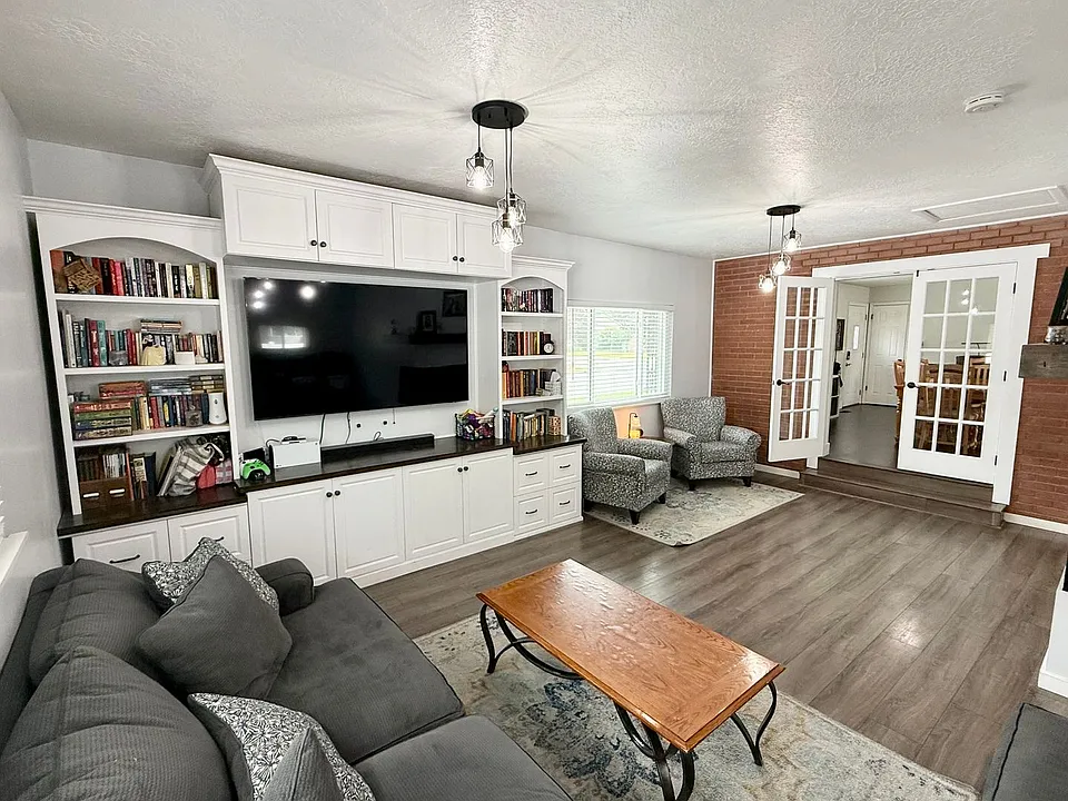 1159 N 250 E