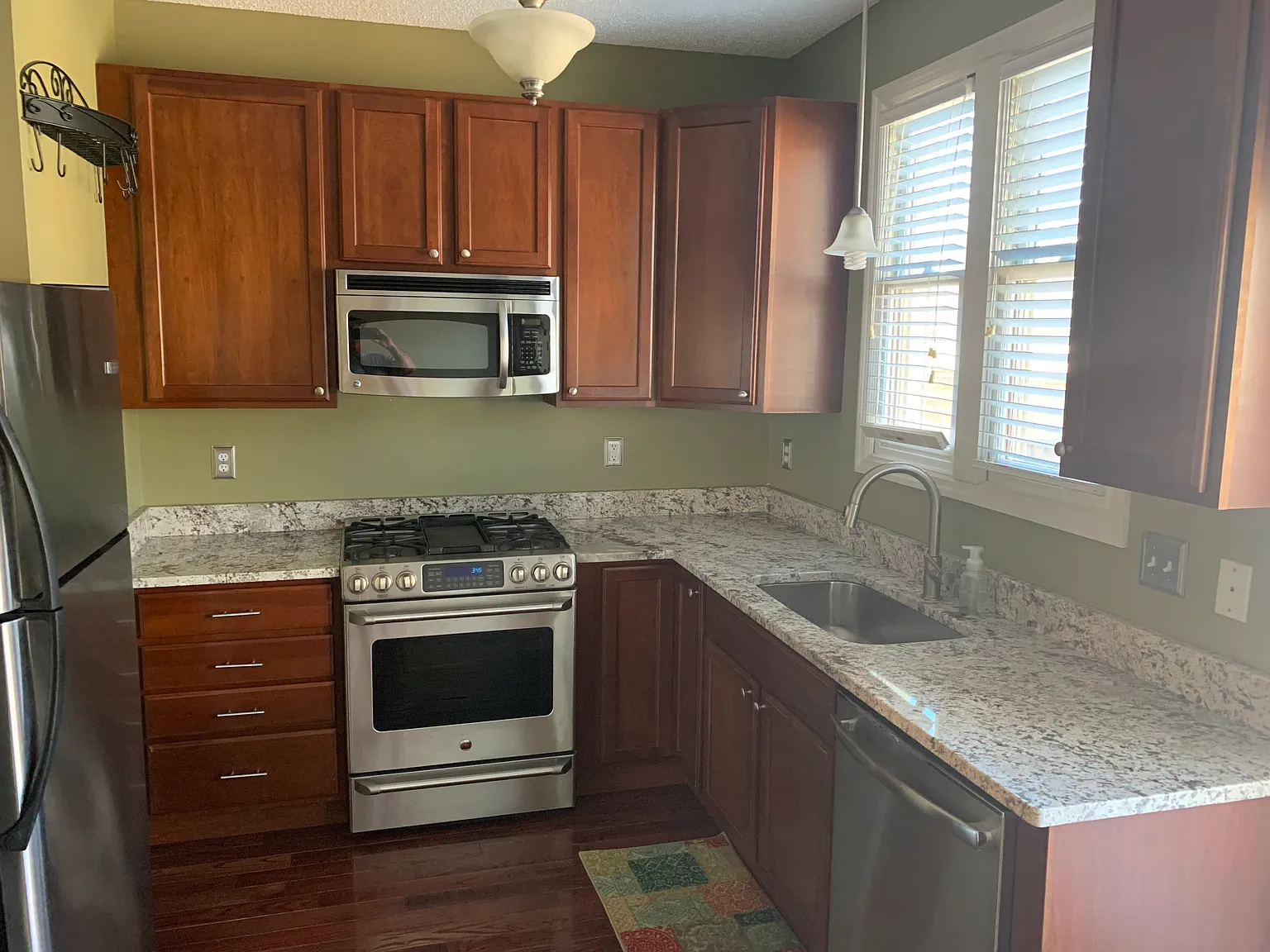 2 bed, 2.5 bath, 1224 sqft, $2,000 — Photo 2
