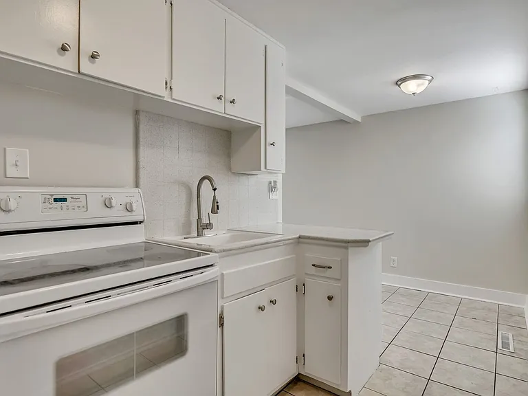 First Avenue Apartments — Photo 13