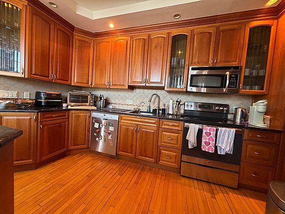 4th image of 399 Washington St APT 4