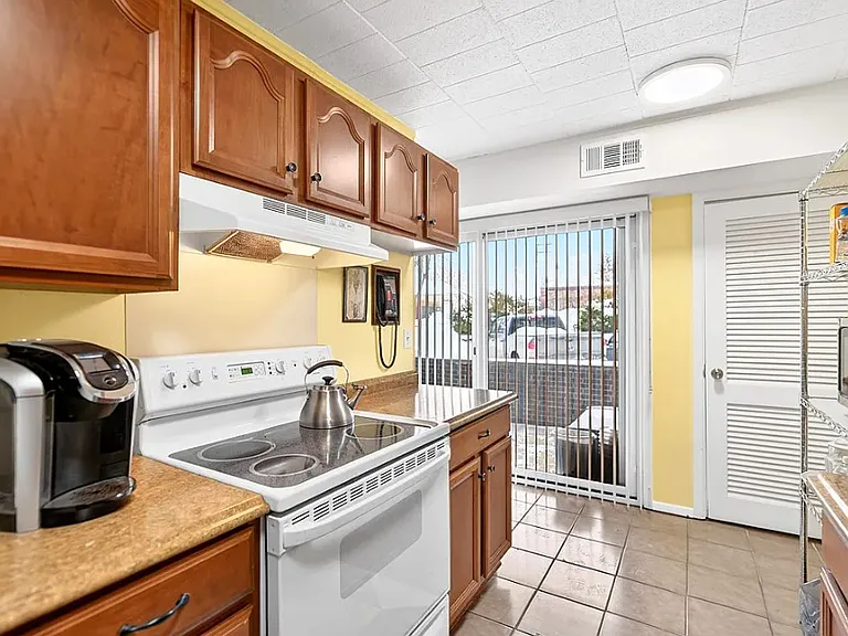 420 N Chestnut St #103 — Photo 8