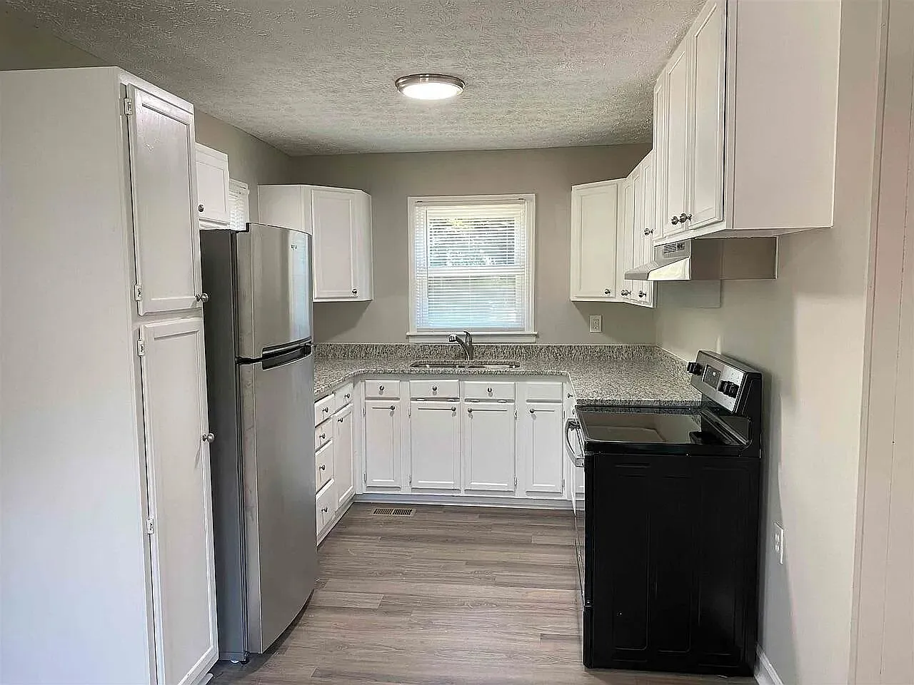 3 bed, 1.0 bath, 1000 sqft, $1,350 — Photo 2