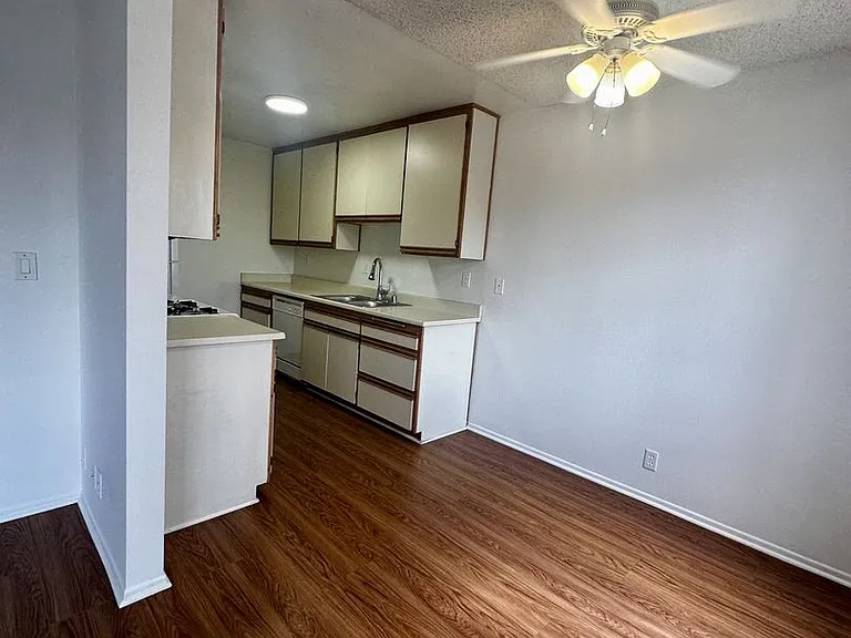 445 E Tujunga Ave — Photo 9