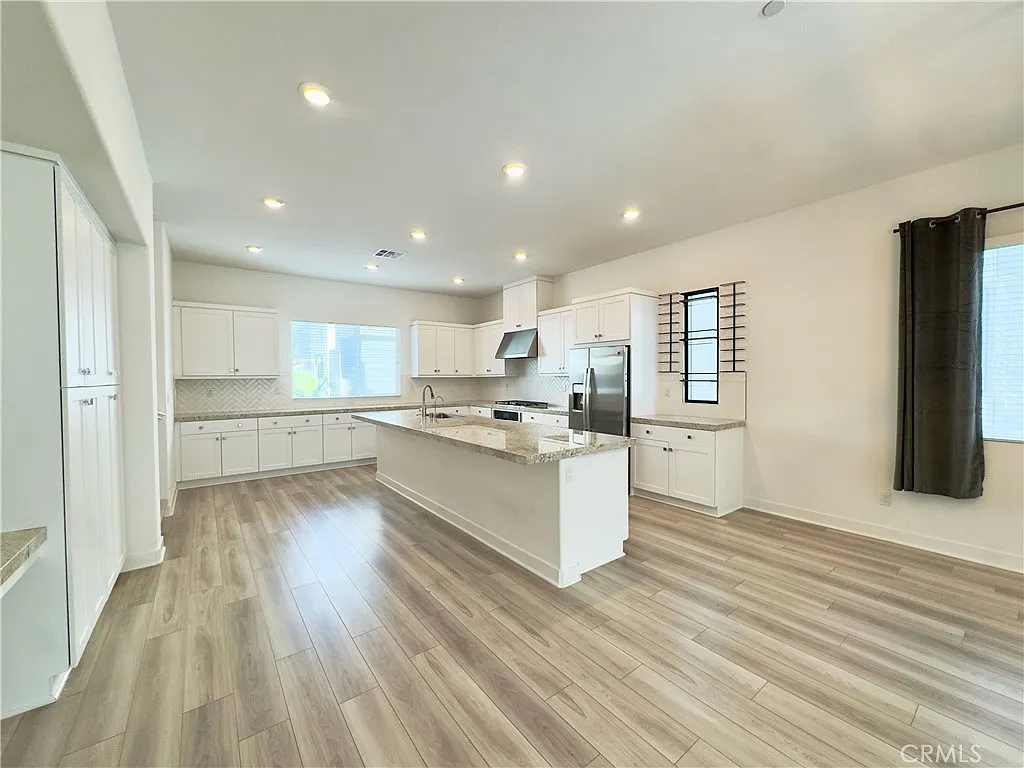 4 bed, 3.5 bath, 2373 sqft, $5,100 — Photo 4