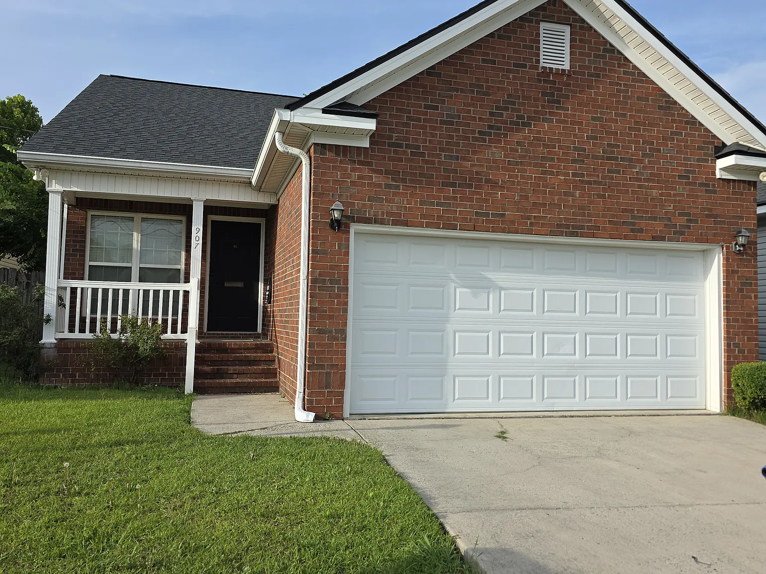 907 Hopkins St — Photo 1