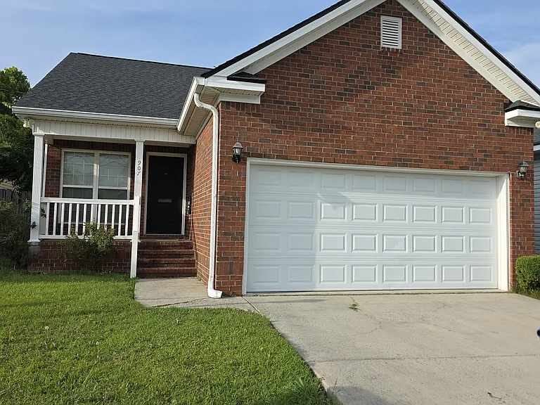 907 Hopkins St — Photo 1