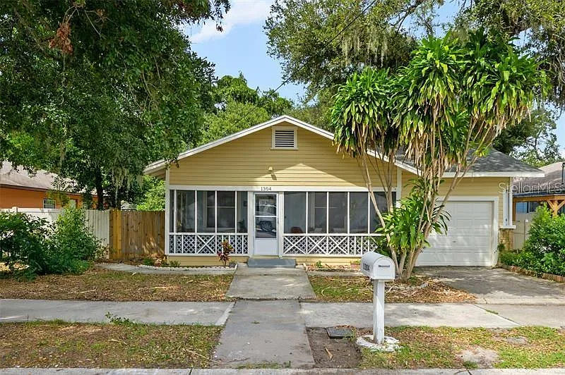 3 bed, 1.0 bath, 1424 sqft, $2,350 — Photo 1