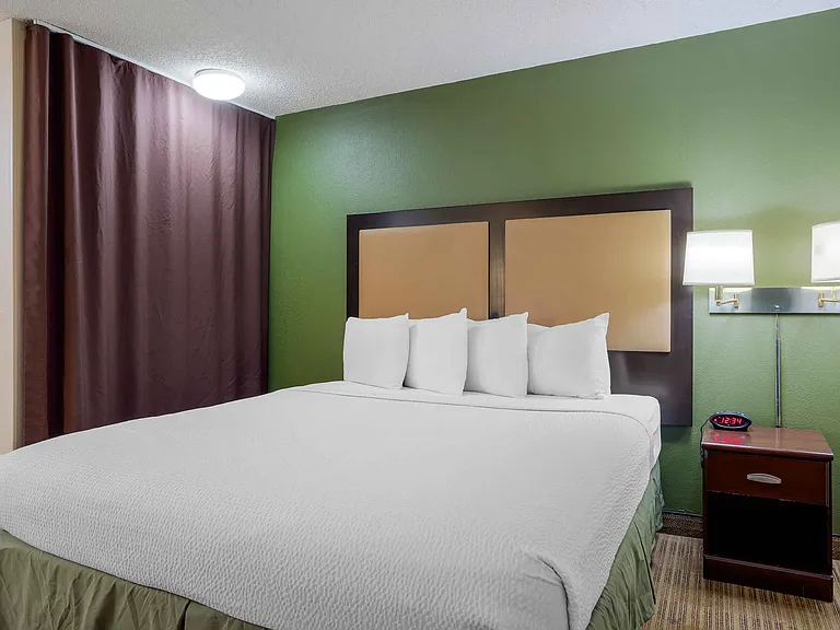 Deluxe Studio - 1 King Bed