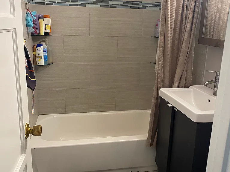 Shared bathroom tub area