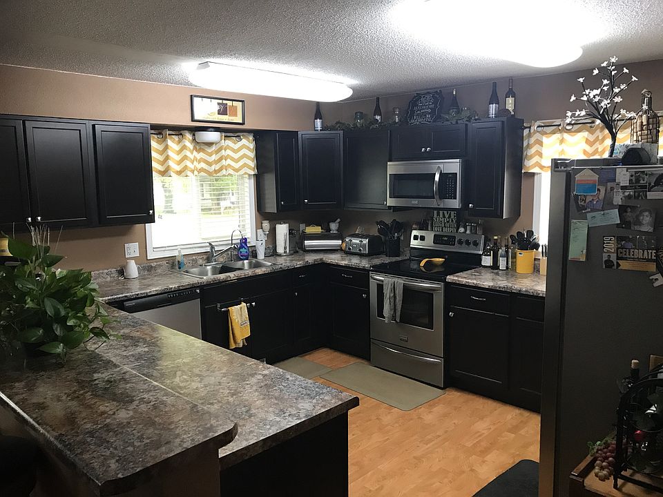 Kitchen Area & breakfast bar