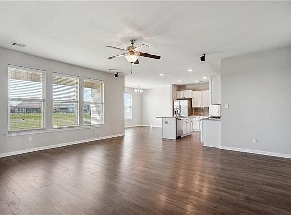 3rd image of 824 Lakeshore Village Dr