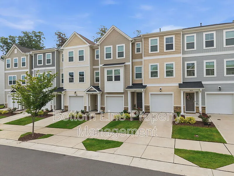 3 bed, 3.5 bath, 1742 sqft, $1,825 — Photo 2