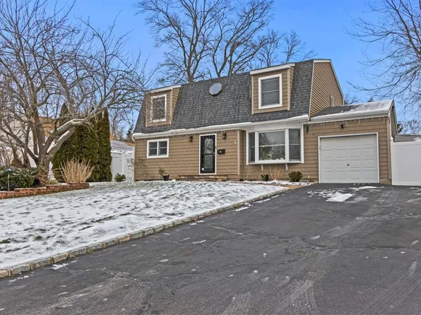 9 Georgetown Place, Smithtown, NY 11787