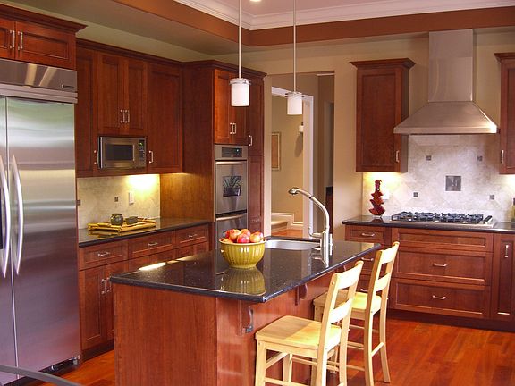 CHEF'S EAT-IN KITCHEN