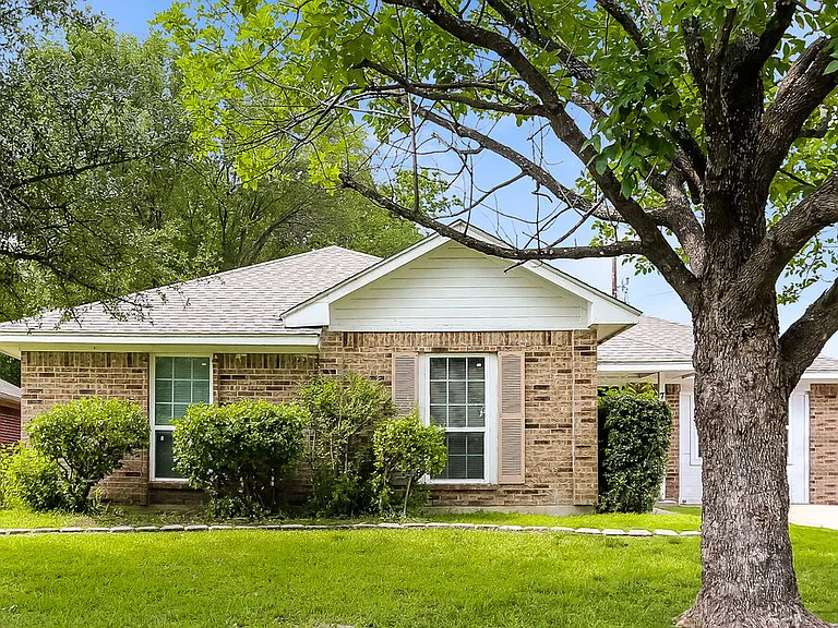 704 Brookhaven Dr — Photo 1