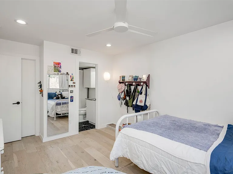 400 E 30th St #105 — Photo 21