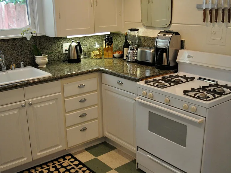 2914 1/4 Rowena Ave — Photo 3