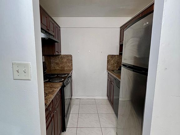 ENTRANCE TO THE KITCHEN