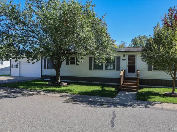 429 Crimsom King Cir, Clarkston, MI 48346