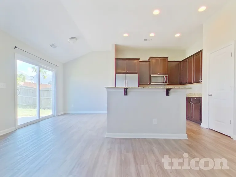 415 Finch Ln — Photo 3