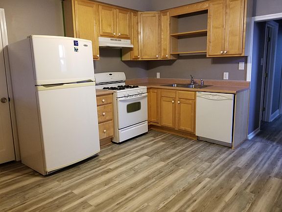 Huge kitchen w/ dishwasher