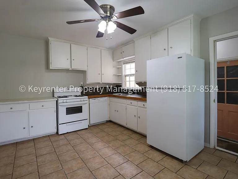 3322 E 23rd St — Photo 13