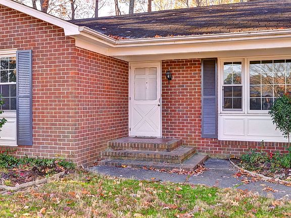 4th image of 130 Mill Ln