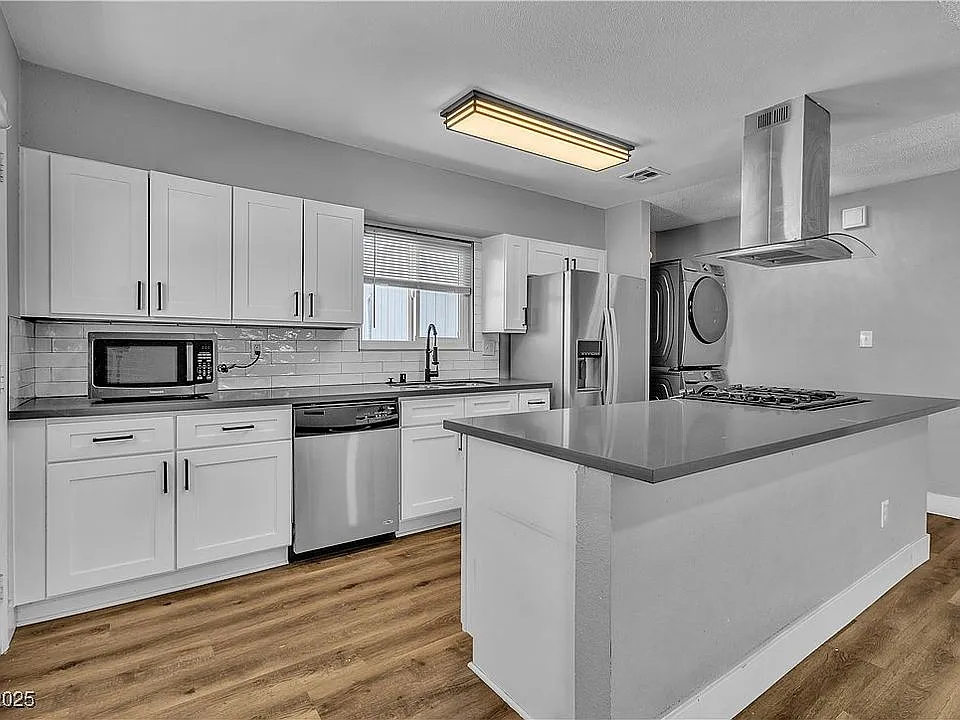 1700 Ferrell St — Photo 2