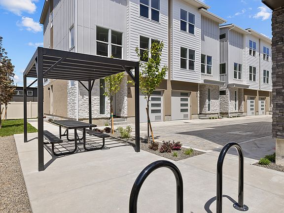 2nd image of 478 E Violets Cove Ln