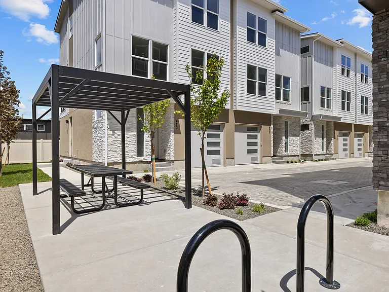 509 E Violets Cove Ln — Photo 28