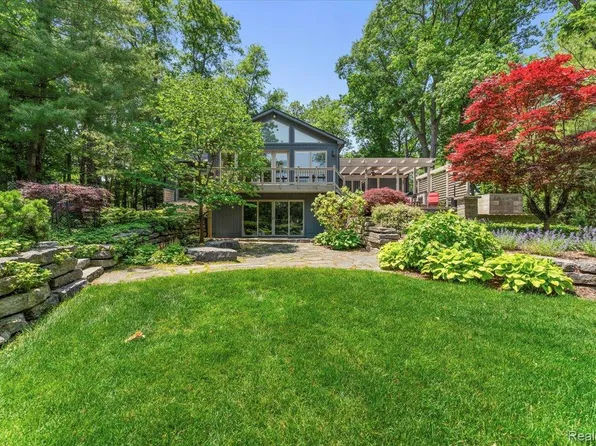 21089 Thorofare Rd, Grosse Ile, MI 48138