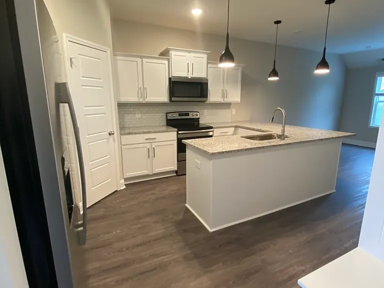 1024 Glenkirk Dr — Photo 3