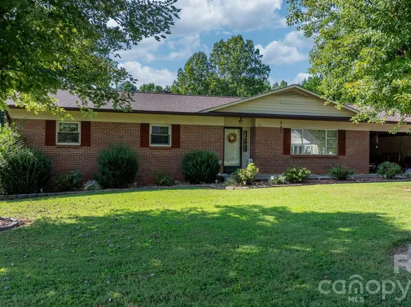 402 Dogwood Dr, Hickory, NC 28601