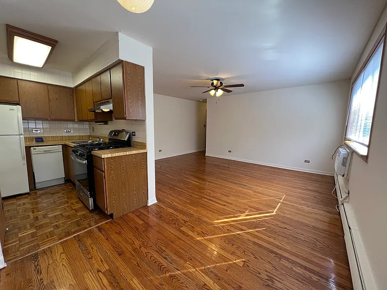 417 W Roscoe St — Photo 34