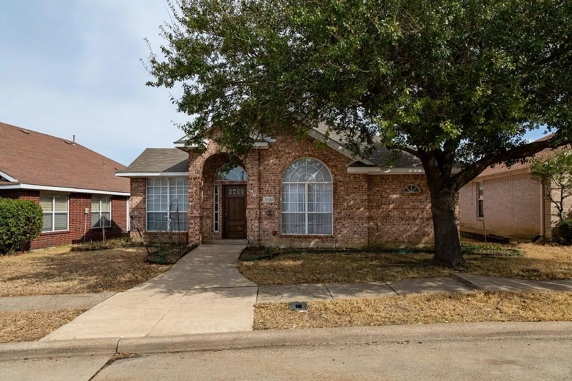 5 bed, 2.0 bath, 2281 sqft, $2,395 — Photo 2