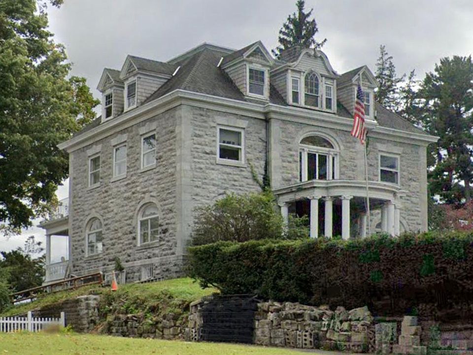 2 family home in prestigious downtown historic district. Walk to waterfront shops & restaurants.