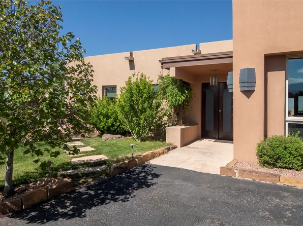 2555 Tano Compound Dr, Santa Fe, NM 87506