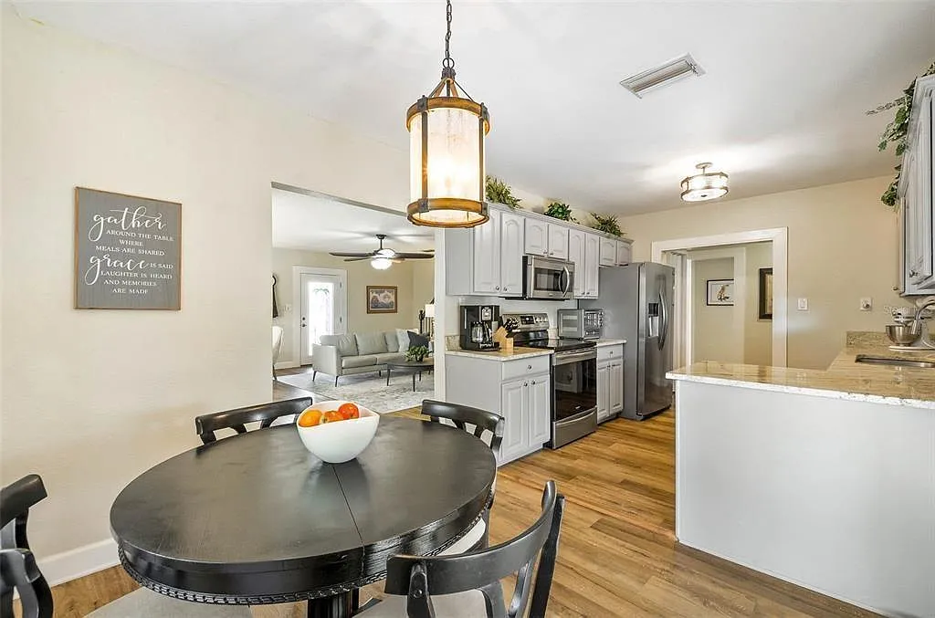 3 bed, 1380 sqft, $3,175 — Photo 3