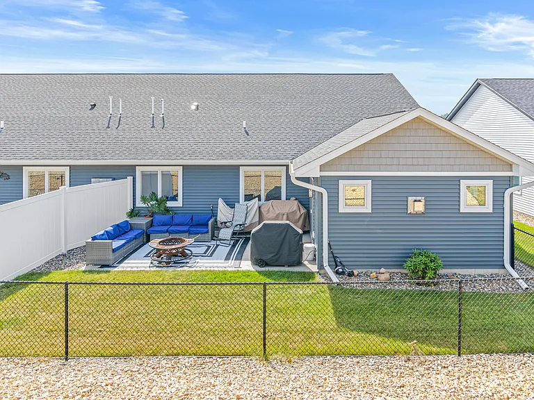 898 Brentwood Cir — Photo 2