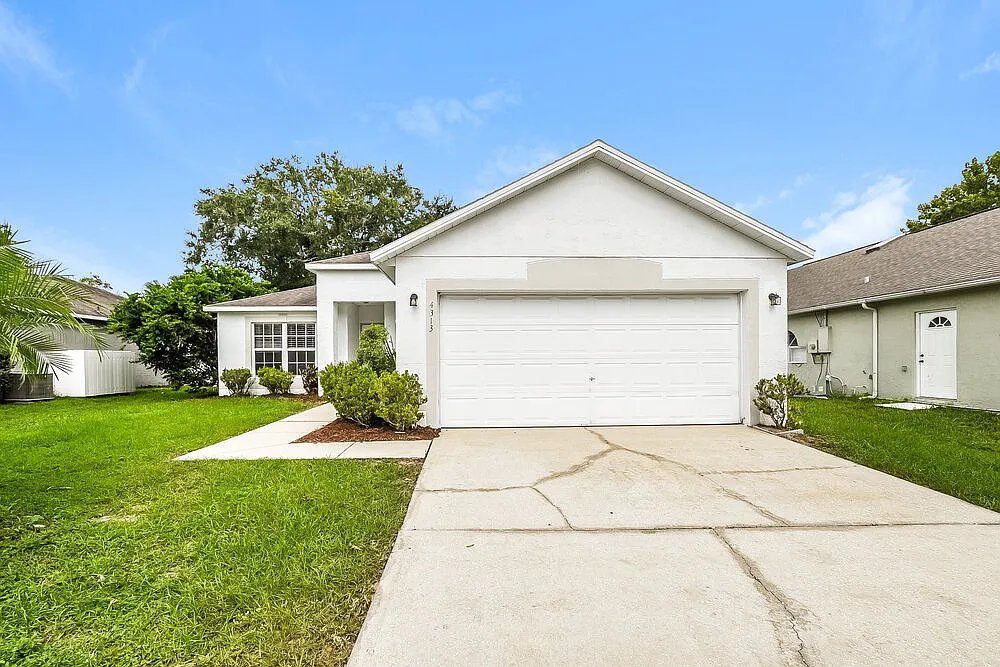 3 bed, 2.0 bath, 1268 sqft, $2,215 — Photo 1