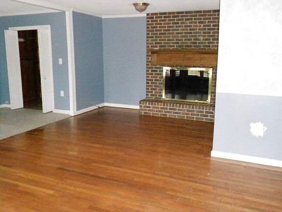 2nd image of 118 Moore St