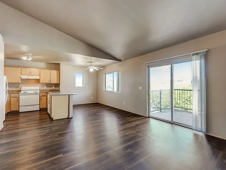 Gateway Village Apartments — Photo 38