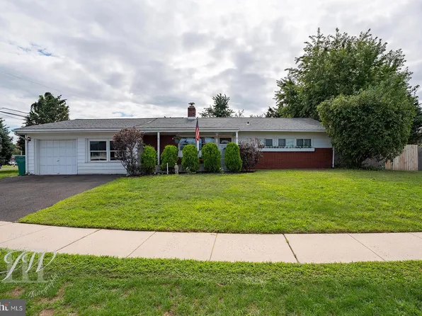 35 Spiral Ln, Levittown, PA 19055