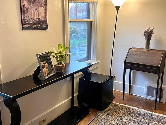 Well maintained, charming duplex with character near Thompson Park! (Furnishings not included with rental