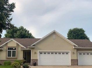1109 Rolling Oaks Dr, Onalaska, WI 54650