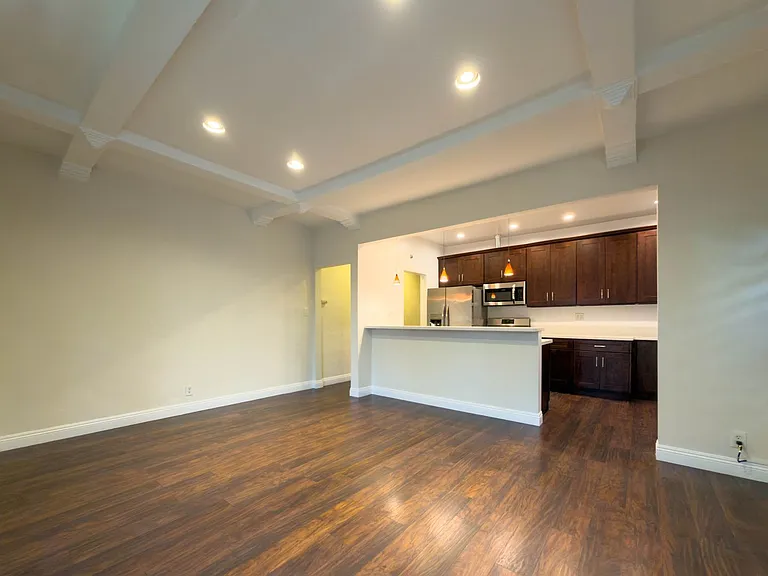 137 S Roxbury Dr — Photo 4