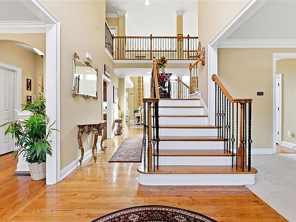 2nd image of 1915 Brackendale Rd NE