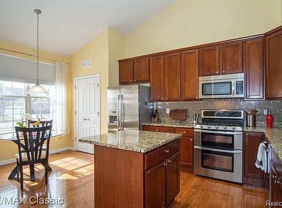 4th image of 49142 Rainbow Ln S