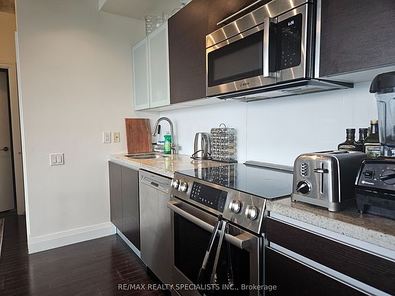 5th image of 33 Mill St #806